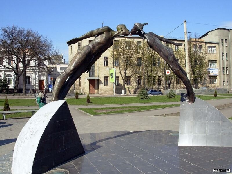 Подобное современное убожество сделали в Харькове - скульптура влюбленных. Аж губы отрываются:)))