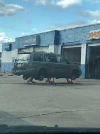 А в чем проблема? Колеса сняли на балансировку, обычная практика когда в мастерской все подъемники заняты.