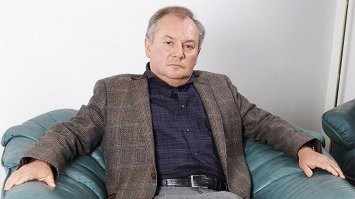 Основателя газеты «СПИД-инфо» Андрея Манна объявили в международный розыск по делу о крупном мошенничестве, передает ТАСС.

В пресс-службе Таганского суда Москвы сообщили, что Манн обвиняется в мошенничестве в особо крупном размере (ч. 4 ст. 159 УК РФ.

Контекст:

Андрей Манн является основателем газеты «СПИД-инфо» и совладельцем компании «Комплексные информационные технологии "Просвещение"» (КИТ, входит в структуру издательства «Просвещение»).

В марте 2019 года Арбитражный суд Москвы признал бизнесмена банкротом. По информации СМИ, Манн систематически задерживал зарплату своим сотрудникам и был причастен к финансовым махинациям. По данным РЕН ТВ, речь идет о мошенничестве на 40 млн рублей.

В 2018 году экс-сотрудники газеты «СПИД-инфо» обвинили бывшего начальника в денежных аферах. По их словам, он заставил подчиненных влезть в долги, а получив от них деньги, сбежал за границу.

РЕН ТВ сообщал, что от действий Манна пострадали как минимум бывший управляющий Николай К. и помощник директора издательства Игорь Н. С февраля 2016 года они взяли кредиты для бизнесмена на общую сумму более 130 млн рублей.

Первый номер «СПИД-инфо» вышел в 1989 году, и первоначально издание задумывалось как просветительский проект по профилактике СПИДа. В начале 1990-х газета превратилась в бульварное издание, она приобрела популярность благодаря сексуальной тематике и публикациям о жизни известных людей. Газета «СПИД-инфо» была закрыта в 2018 году.

Вот и сказочки конец.