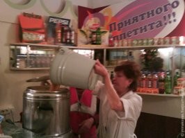 Неправильная фотка - заливать кофе должны были из ведра. Сколько раз видел - всегда из ведра доливали.