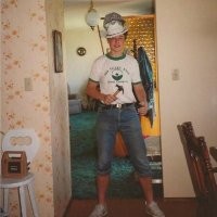 Илон Маск в 17 лет. В этот год он переехал из ЮАР в Канаду, и все, что у него было с собой   рюкзак, чемодан с книгами и $2000. А сейчас его предприятия стоят дороже чем вся нефтегазовая отрасль РФ. И где здесь связь с миллионершей Бузовой,которая в этом возрасте пошла на дом2?