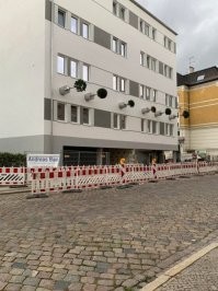 Сначала подумал, что это управа местного ЖЭКа с ершиками на стене