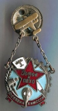 У меня бабушка по отцу в блокадном Ленинграде состояла в МПВО (Местная противовоздушная оборона) тушила зажигательные бомбы на крышах. За такое издевательство над хлебом явно бы огорчилась.