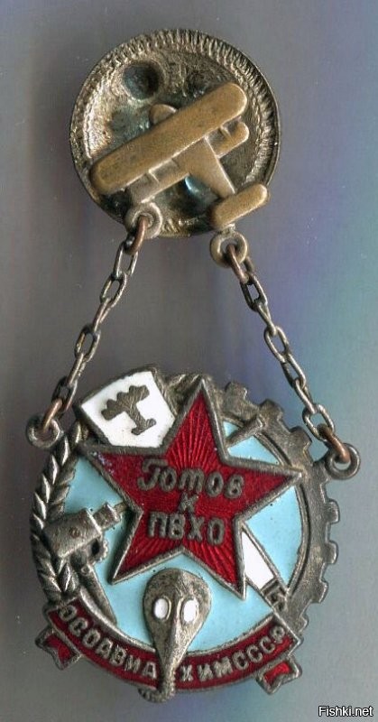 У меня бабушка по отцу в блокадном Ленинграде состояла в МПВО (Местная противовоздушная оборона) тушила зажигательные бомбы на крышах. За такое издевательство над хлебом явно бы огорчилась.