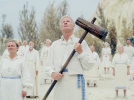 Ну, чисто визуально, этим молоточком убить, тем более с одного удара, будет довольно сложно. Вот таким молоточком убивали своих стариков шведы, если верить фильму "Мидсоммар"