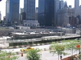 А чтоб ты лучше понял о каком масштабе идет речь - вот тебе фото с ground zero (если ты конечно знаешь что это). Снимал сам, лично. 
Это пятно от одной из башен, а чуть дальше - от второй.