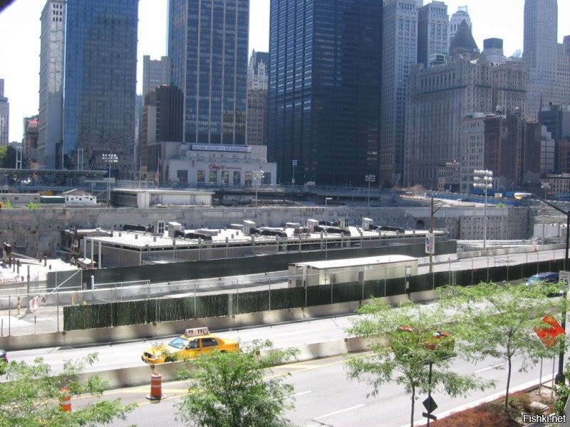 А чтоб ты лучше понял о каком масштабе идет речь - вот тебе фото с ground zero (если ты конечно знаешь что это). Снимал сам, лично. 
Это пятно от одной из башен, а чуть дальше - от второй.