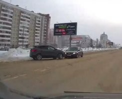 Ну то, что двойная под снегом - это то же самое, что и нет её совсем! А то, что водила кроссовера дебил, эт точно - днём, кругом никого ....