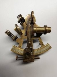 Ещё каких-то 40 лет назад каждый штурман обязан был знать как пользоваться секстантом. А сейчас понабирают "колумбов-магелланов" и для них это "антикварная штуковина из прошлых веков"