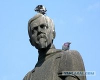 Ну, почему же. Любой памятник может, как минимум, отвлекать внимание голубей.