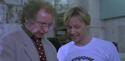 1992 и 1977 года. 25 лет разницы, но я не понимаю зачем он согласился тогда сниматься в "На дерибасовской.." Хотя тогда это было типа "нового веяния" и тогда были голодные годы. Не осуждаю. Земля пухом великому актеру