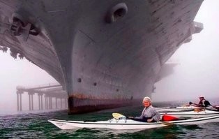 Не понял, как он на воде держится?