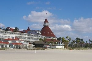 Отель «Дель Коронадо»в Майами. Там снимали "В джазе только девушки", вернее облик, а внутренние сцены в павильоне.