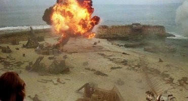 Илай Кросс (режиссер): "Ты не знал, что первый Кинг-Конг был ростом всего три фута шесть дюймов? Он едва доставал Фэй Рэй до пупка! Если бы Бог мог делать трюки, что можем мы, он был бы счастлив!"
Из какого действительно культового фильма эти слова? Подсказка - фото...