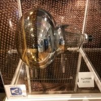 Как «Супер-Камиоканде» улавливает нейтрино.
Расположенный на глубине 1000 метров под землей, «Супер-Камиоканде» размером с 15-этажное здание представляет собой что-то вроде этого.

Схема детектора нейтрино «Супер-Камиоканде»

Огромный резервуар из нержавеющей стали в форме цилиндра заполнен 50 тысячами тонн специально очищенной воды. Проходя через эту воду нейтрино двигается со скоростью быстрее скорости света.

«Нейтрино попадая в резервуар производят свет по схеме аналогичной тому, как «Конкорд» преодолевал звуковой барьер»,   говорит Учида.

«Если самолет движется очень быстро и преодолевает звуковой барьер, то позади него создается очень мощная ударная звуковая волна. Аналогичным образом нейтрино проходя через воду и двигаясь быстрее скорости света создает световую ударную волну»,   объясняет ученый.

На стенах, потолке и дне резервуара установлено чуть более 11 000 специальных позолоченных «лампочек». Они называются фотоумножителями и являются очень светочувствительными. Они-то и улавливают эти световые ударные волны, создаваемые нейтрино.

Копипаста. источ: