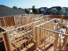 Неудивительно. В США дома состоят из деревянного каркаса и фанеры, с минеральной ватой толщиной 20-30 мм в качестве утеплителя. Плюс большие окна, стеклянные двери. Плюс воздушный обогрев, совмещённый с кондиционированием и вентиляцией... Тепло такой дом держит плохо.