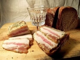 Эх молодЕж)))) это не проблема))) это застолье - с свежим, очень вкусным, шашлыком. Не менее вкусная заготовка копченого сальца! -ммм...