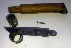 Неоднократно пользовался уксусной кислотой для очистки мелких деталей: те же мелкие плашки, шайбы, гайки положил в мелкую банку, залил кислотой и ожидаешь результата.

Похожая технология - очистка ножей. Клинок обворачивается обильно смоченной кислотой тряпицу, завёрнутою потом в полиэтиленовый пакет. Остатки коррозийных пятен счищал канцелярским ластиком. Чтобы не ржавело потом - мало машинное в помощь, в идеале - баллистол.

Пример чистки "убитого" ножа Opinel: