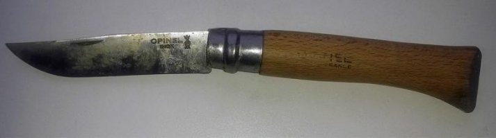 Неоднократно пользовался уксусной кислотой для очистки мелких деталей: те же мелкие плашки, шайбы, гайки положил в мелкую банку, залил кислотой и ожидаешь результата.

Похожая технология - очистка ножей. Клинок обворачивается обильно смоченной кислотой тряпицу, завёрнутою потом в полиэтиленовый пакет. Остатки коррозийных пятен счищал канцелярским ластиком. Чтобы не ржавело потом - мало машинное в помощь, в идеале - баллистол.

Пример чистки "убитого" ножа Opinel: