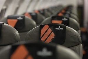 Факты о полетах: почему самолеты не приземляются с полными баками, а сидения в салоне синие