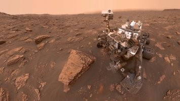 Марсоход Curiosity (отправлен в ноябре 2011 года, посадка осуществлена 6 августа 2012 года) еще на ходу, катается, сверлит камни, собирает пробы, делает фото.