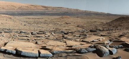Марсоход Curiosity (отправлен в ноябре 2011 года, посадка осуществлена 6 августа 2012 года) еще на ходу, катается, сверлит камни, собирает пробы, делает фото.
