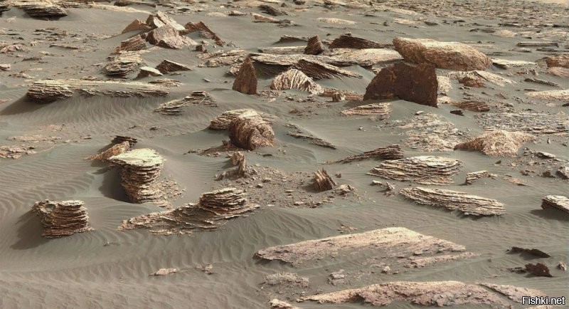 Марсоход Curiosity (отправлен в ноябре 2011 года, посадка осуществлена 6 августа 2012 года) еще на ходу, катается, сверлит камни, собирает пробы, делает фото.