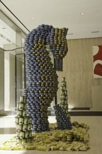 И всегда найдётся умник, который возьмёт банку с самого низа.