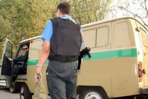 Мда, обладать такой суммой и поскупиться на инкассаторскую перевозку, это надо быть своеобразным дауном. Мы как-то сумму в 2 раза меньше перемещали в наличных, и то, на всякий случай, заказали в банке такую услугу, потому что мало-ли, кто-то узнал, стуканул, слил информацию.. И ладно, бабки отожмут, есть шанс что потом полиция найдёт негодяев, или через других негодяев за процент можно вернуть украденное, но может всё и хуже пойти - вас за такую сумму могут банально завалить.
Да и вообще на лицо слив информации, раз уж напали на человека с такой суммой, знали ведь. А деньги очень тишину любят, есть они у вас - радуйтесь, не надо налево и направо трепаться про их наличие, и куда и как вы будете вкладываться и что покупать. К вам может быть привлечено особое внимание и ушлые люди сядут к вам на хвост и будут следить довольно продолжительное время, чтоб понять когда и где вы и наличность окажитесь в досягаемости, чтоб у вас это дело отжать (Не объяхательно напрямую.. могут ведь и вашего ребёнка из школы забрать и предложить махнуть его на суму с деньгами через 2 часа где-нить на пустыре). А так как вы болтали много, то даже предположить не сможете - откуда конкретно ноги растут.
Но в любом случае, большие денежные суммы надо перевозить тихо (если нет возможности безналом перегнать), и желательно в инкассаторской машине с вооружёнными людьми. Да это не дешево, но вы целый доедите, и деньги ваши при вас останутся, парни вас от кассы в банке до двери  в квартире проведут, ещё и страховка будет действовать, если они не справятся.