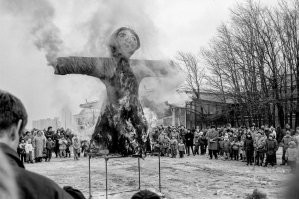 Но после распада СССР пали запреты, и постепенно пошло возвращение к истокам.  (С) Про красную ГеБню забыли написать.