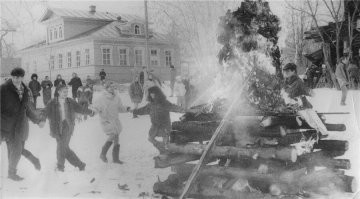 Но после распада СССР пали запреты, и постепенно пошло возвращение к истокам.  (С) Про красную ГеБню забыли написать.