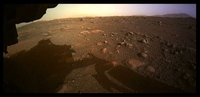 Выложили селфи марсохода сделанное за пару метров до примарсения. Уже задействовал цветные камеры, кстати всего камер у него 19, есть куда расти смартфонам.)