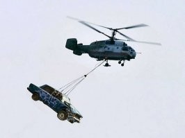 Одинокая Mazda в плену снежных барханов