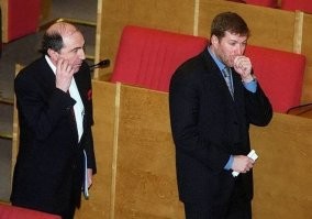 Один поделился и жив и в здравии. 
Другой не поделился и в гробу.