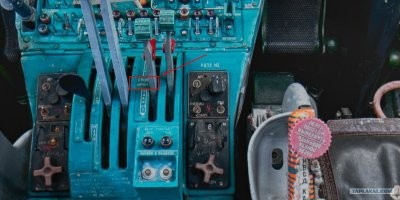 Вообще-то стоп-краны самолетах серые или черные, чтобы не привлекал внимания и чтобы у стюардессы не появлялось желания его дернуть.