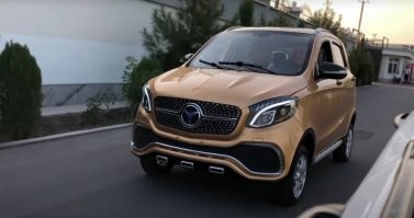 Узбеки в этом году начали выпускать. Примерно 300-400 тысяч, в переводе на рубли.
Электродвиг на 10 л.с. и запас хода до 150 км. Размером с матиза.