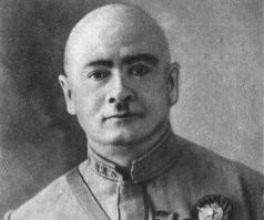 4вертый с лева это Котовский ?