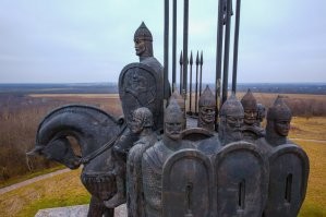 Раз сносили без референдума, то и восстанавливать надо тоже без референдума.


А Александр Невский, конечно, хороший человек и известный, но памятников ему по стране уже понаставлено немало. 
Да и князем он был Новгородским, на Северо-Западной Руси, а к Москве отношения никакого не имел.


Памятники
Спасо-Преображенский собор (XII век) и памятник князю Александру Невскому (сер. XX века). Переславль-Залесский.

    Бендеры (ПМР/Молдавия): бюст напротив храма Святого Благоверного князя Александра Невского.
    Великий Новгород
        скульптура Юрия Чернова, (1985 год), на набережной Александра Невского, близ церкви Бориса и Глеба в Плотниках;
        скульптура (бюст) Заира Азгура[14], на привокзальной площади. Бюст был установлен в послевоенные годы на Торговой стороне, а в 1990-х перенесен на привокзальную площадь, взамен бюста Карла Маркса.
        горельеф, изображающий Александра Невского   часть композиции фриза памятника «Тысячелетие России» (1862 год, скульпторы Михаил Микешин и Иван Шредер и архитектор Виктор Гартман).
    Владимир
    Витебск
    Волгоград, памятник на площади Павших борцов[15]
    Городец (Нижегородская область). Памятник князю открыт 11 сентября 1993 г. на ул. Набережная Революции. Авторы: скульпторы И. И. Лукин, В. И. Пурихов, архитекторы В. Ф. Быков, В. В. Иванов.
    Донецк
    Кобылье Городище (Гдовский район, Псковская область)[16][17]
    Краснодар. Бюст установлен на улице Постовой перед собором Александра Невского в рамках проекта «Аллея Российской славы». Открыт 6 декабря 2007 г.
    Курган: бюст у завода Курганприбор, ул. Ястржембского, 41а. Открыт в сентябре 2007 года
    Переславль-Залесский (Ярославская область)
    Петрозаводск, памятник на проспекте Александра Невского около кафедрального собора Александра Невского. Открыт 3 июня 2010 года. Скульптор В. Г. Козенюк[18].
    Псков (памятник на горе Соколиха)
    Санкт-Петербург
        На площади Александра Невского перед Александро-Невской лаврой[19]. Открыт 9 мая 2002 года. Скульпторы: В. Г. Козенюк, А. А. Пальмин, А. С. Чаркин; архитекторы: Г. С. Пейчев, В. В. Попов.[20]
        Скульптура на северном портике Казанского собора
        2 памятника[21] рядом с церковью Александра Невского в Усть-Ижоре[22]
        На территории Софийского собора в Пушкине.
    Тула: бюст возле церкви Александра Невского.
    Частоозерье (Курганская область), открыт 8 сентября 2015 года, скульптор Владимир Сырейщиков (г. Кыштым). Монумент отлит в литейной мастерской Ивана Дубровина (г. Екатеринбург)[

И еще памятник в Харькове не упомянут.

А вот с памятниками Железному Феликсу в стране напряженка.