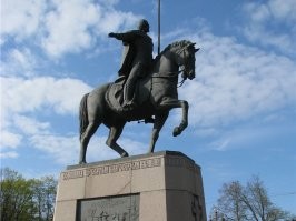 Раз сносили без референдума, то и восстанавливать надо тоже без референдума.


А Александр Невский, конечно, хороший человек и известный, но памятников ему по стране уже понаставлено немало. 
Да и князем он был Новгородским, на Северо-Западной Руси, а к Москве отношения никакого не имел.


Памятники
Спасо-Преображенский собор (XII век) и памятник князю Александру Невскому (сер. XX века). Переславль-Залесский.

    Бендеры (ПМР/Молдавия): бюст напротив храма Святого Благоверного князя Александра Невского.
    Великий Новгород
        скульптура Юрия Чернова, (1985 год), на набережной Александра Невского, близ церкви Бориса и Глеба в Плотниках;
        скульптура (бюст) Заира Азгура[14], на привокзальной площади. Бюст был установлен в послевоенные годы на Торговой стороне, а в 1990-х перенесен на привокзальную площадь, взамен бюста Карла Маркса.
        горельеф, изображающий Александра Невского   часть композиции фриза памятника «Тысячелетие России» (1862 год, скульпторы Михаил Микешин и Иван Шредер и архитектор Виктор Гартман).
    Владимир
    Витебск
    Волгоград, памятник на площади Павших борцов[15]
    Городец (Нижегородская область). Памятник князю открыт 11 сентября 1993 г. на ул. Набережная Революции. Авторы: скульпторы И. И. Лукин, В. И. Пурихов, архитекторы В. Ф. Быков, В. В. Иванов.
    Донецк
    Кобылье Городище (Гдовский район, Псковская область)[16][17]
    Краснодар. Бюст установлен на улице Постовой перед собором Александра Невского в рамках проекта «Аллея Российской славы». Открыт 6 декабря 2007 г.
    Курган: бюст у завода Курганприбор, ул. Ястржембского, 41а. Открыт в сентябре 2007 года
    Переславль-Залесский (Ярославская область)
    Петрозаводск, памятник на проспекте Александра Невского около кафедрального собора Александра Невского. Открыт 3 июня 2010 года. Скульптор В. Г. Козенюк[18].
    Псков (памятник на горе Соколиха)
    Санкт-Петербург
        На площади Александра Невского перед Александро-Невской лаврой[19]. Открыт 9 мая 2002 года. Скульпторы: В. Г. Козенюк, А. А. Пальмин, А. С. Чаркин; архитекторы: Г. С. Пейчев, В. В. Попов.[20]
        Скульптура на северном портике Казанского собора
        2 памятника[21] рядом с церковью Александра Невского в Усть-Ижоре[22]
        На территории Софийского собора в Пушкине.
    Тула: бюст возле церкви Александра Невского.
    Частоозерье (Курганская область), открыт 8 сентября 2015 года, скульптор Владимир Сырейщиков (г. Кыштым). Монумент отлит в литейной мастерской Ивана Дубровина (г. Екатеринбург)[

И еще памятник в Харькове не упомянут.

А вот с памятниками Железному Феликсу в стране напряженка.