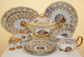 В СССР (в последние годы) очень гонялись за сервизом Мадонна.