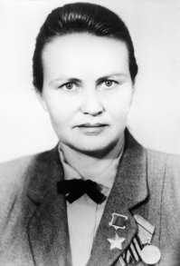 Она и выглядела симпатичней, этих с нарощенными губами