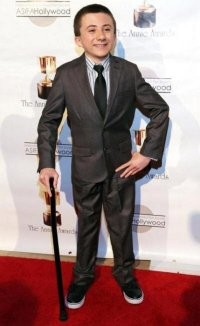 Актёр Аттикус Шеффер, которому на данный момент 22 года. С рождения болен несовершенным остеогенезом IV типа. Последствия болезни, в частности рост меньше нормы, позволяет Аттикусу играть персонажей значительно младше своего настоящего возраста.