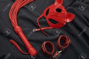 Мишель Пфайффер с одного дубля снесла 4 головы манекенам хлыстом 