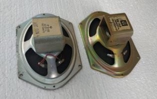 У тебя на фото ферритовый магнит, такие головки появились намного позже. На старых вертушках были головки типа 1ГД-4 с обычными магнитами