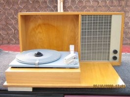 Когда я был совсем маленький, мама ставила мне сказки на таком вот агрегате. Сколько пластинок на на нем прослушал, и сколько пластинок слушал огромное количество раз, пока пластинка приходила в негодность. Выпускали тогда много пластинок для детей. Например "Бременские музыканты" я слушал раньше, чем впервые посмотрел мультик с тем же названием. Ведь тогда всяких там ютубов не было, чтобы посмотреть мультфильм надо было смотреть в программу передач в газете, и если повезет, в только в определенное время покажут его по телеку. И не факт что именно его и покажут.А вот пластинка всегда была под рукой и можно было слушать любимую сказку с любымими песнями когда угодно. Забавно что тот проигрыватель можно было на стену вешать как книжную полку , он раскрывался словно секретер (для тех кто не знает что это такое - предмет мебели в виде шкафа с полками с откидывающимся столом) был учень удобный для переноски или для того что бы перевесить его в другом месте. Вплоть до середины 80-х служил он мне верой и правдой, пока отец не купил более современный - стереофонический проигрыватель...