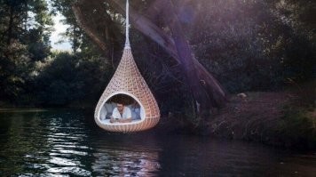 Допустим, ему там удобно. А как он туда попал? И что делать, когда приспичит?