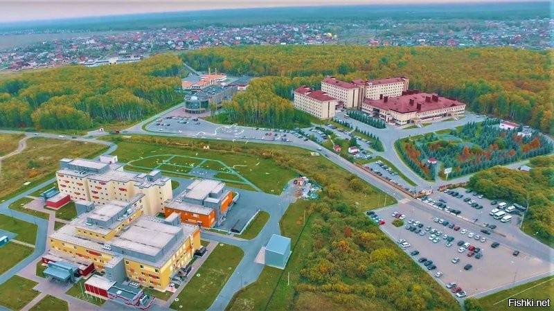 В Тюмени у каждой больницы корпусов 5-6. Есть отдельно вынесенный медгород в котором  5 крупных лечебных учреждений. Снега тут действительно Техас ровным метровым слоем завалить можно.