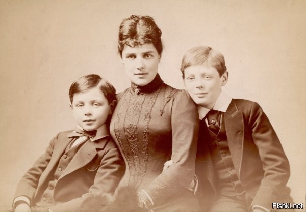 Если в подписи к фотографии упоминаются другие лица - зачем их затемнять?

15-летний Уинстон Черчилль с матерью Дженни и братом Джеком, 1889 г.