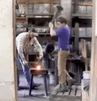 Однажды кузнец сказал ученику: я положу заготовку наковальню и когда качну головой - бей по ней молотом. Так в деревне появился новый кузнец.