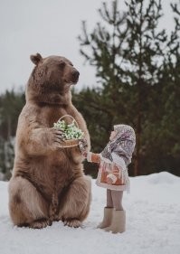 Интересно как сильно обкололи бедного медведя, чтобы не сожрал девочку?!